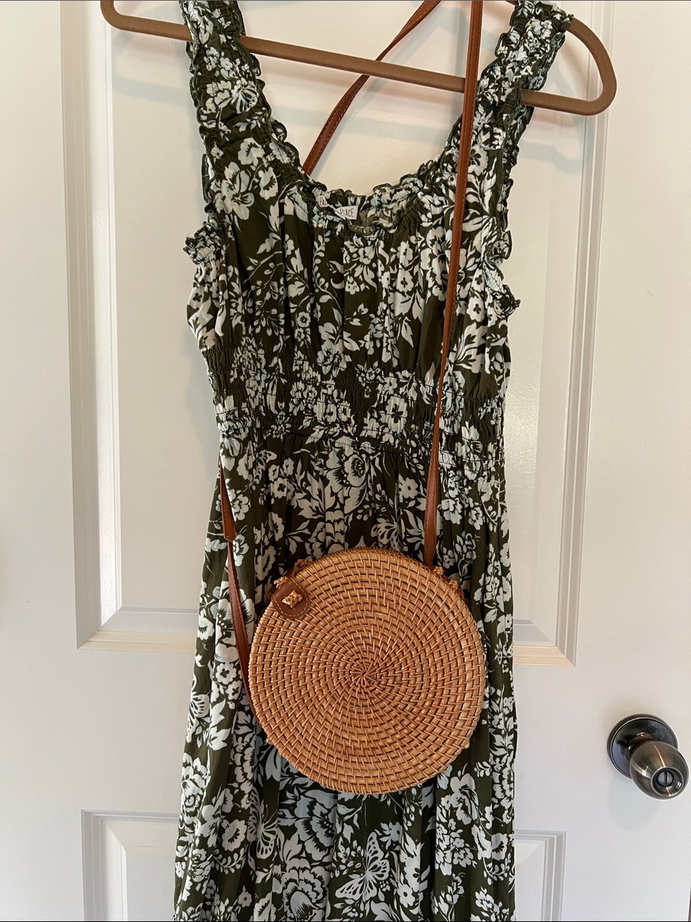Round Woven Straw Crossbody Bag in Tan